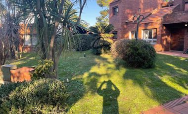 Casa en venta - 8 Dormitorios 6 Baños - Cochera - 1.200Mts2 - Pilar