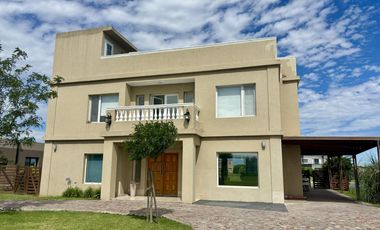 VENTA CASA SAN SEBASTIAN AREA 10 A LA LAGUNA