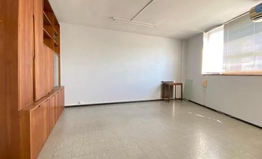 Oficina doble ingreso. Piso alto. Aire acondicionado.