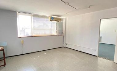 Oficina doble ingreso. Piso alto. Aire acondicionado.