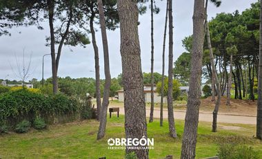 Casa en alquiler para 6 personas en zona residencial de Pinamar con jacuzzi