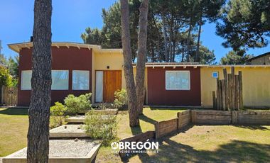 Casa en alquiler para 6 personas en zona residencial de Pinamar con jacuzzi
