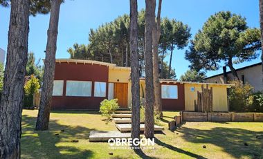 Casa en alquiler para 6 personas en zona residencial de Pinamar con jacuzzi