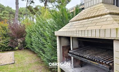 Casa en alquiler para 6 personas en zona residencial de Pinamar con jacuzzi