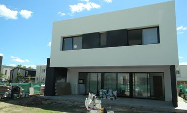 Casa a estrebar en  Vila Marina II lote interno