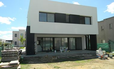 Casa a estrebar en  Vila Marina II lote interno