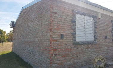 Bella casa, nueva y con amplio terreno en  San Benito-  E. R