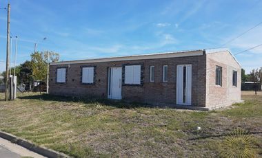 Bella casa, nueva y con amplio terreno en  San Benito-  E. R