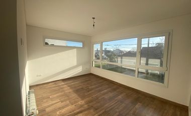 Casa 4 amb. 125m². 2 Cocheras. Los Pinares.