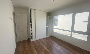 Casa 4 amb. 125m². 2 Cocheras. Los Pinares.