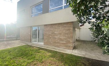 Casa 4 amb. 125m². 2 Cocheras. Los Pinares.