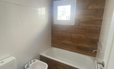 Casa 4 amb. 125m². 2 Cocheras. Los Pinares.