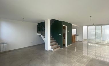 Casa 4 amb. 125m². 2 Cocheras. Los Pinares.
