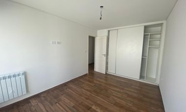 Casa 4 amb. 125m². 2 Cocheras. Los Pinares.