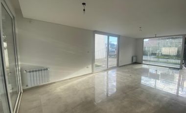 Casa 4 amb. 125m². 2 Cocheras. Los Pinares.