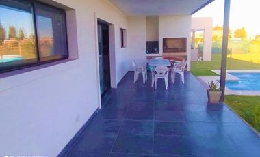 Venta de casa 4 dormitorios con pileta en San Eduardo - Pilar