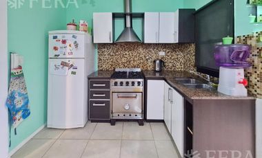 Venta depto tipo casa 3 ambientes con patio y parrilla en Bernal (29908)