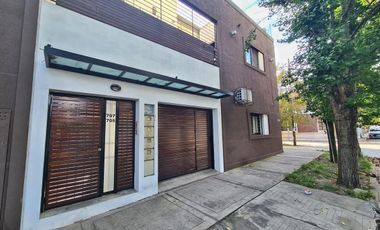 Venta depto tipo casa 3 ambientes con patio y parrilla en Bernal (29908)