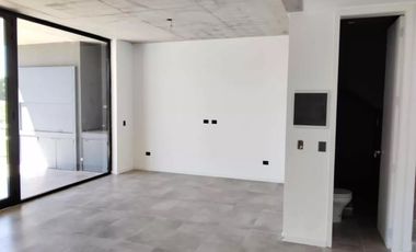 Casa en venta - 3 Dormitorios 3 Baños - Cochera - 300Mts2 - Luján