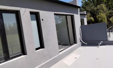 Casa en venta - 3 Dormitorios 3 Baños - Cochera - 300Mts2 - Luján