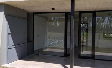 Casa en venta - 3 Dormitorios 3 Baños - Cochera - 300Mts2 - Luján