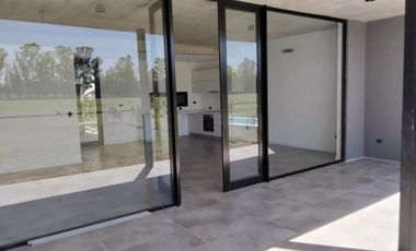 Casa en venta - 3 Dormitorios 3 Baños - Cochera - 300Mts2 - Luján