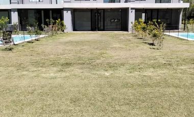 Casa en venta - 3 Dormitorios 3 Baños - Cochera - 300Mts2 - Luján