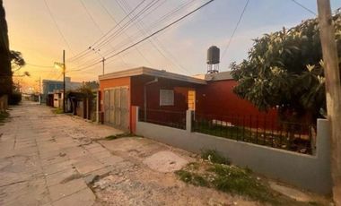 Casa en venta - 3 dormitorios 2 baños - quincho - 225mts2 - Berisso