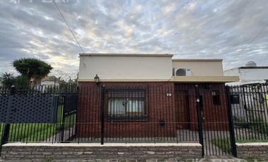 Venta Casa 3 ambientes con amplio jardín en Florencio Varela