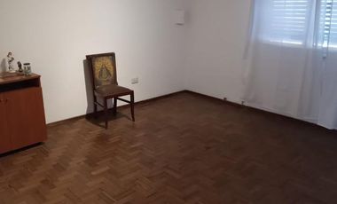 Venta Casa 4 Amb. en 2 Plantas en - Ramos Mejia -  Muy buen Estado, Exc. Ubicación