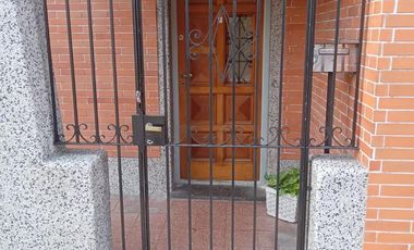 Venta Casa 4 Amb. en 2 Plantas en - Ramos Mejia -  Muy buen Estado, Exc. Ubicación