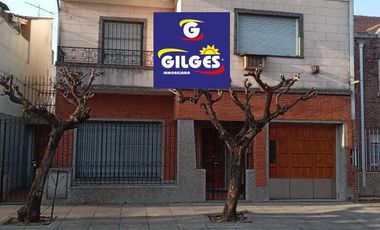 Venta Casa 4 Amb. en 2 Plantas en - Ramos Mejia -  Muy buen Estado, Exc. Ubicación