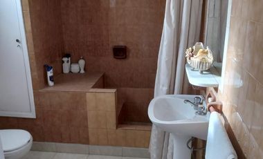 Venta Casa 4 Amb. en 2 Plantas en - Ramos Mejia -  Muy buen Estado, Exc. Ubicación