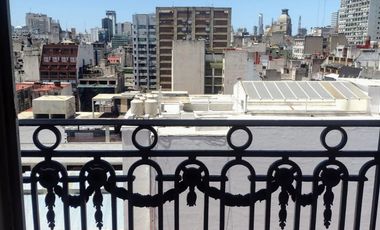 Amplio ambiente en emblemático edificio francés