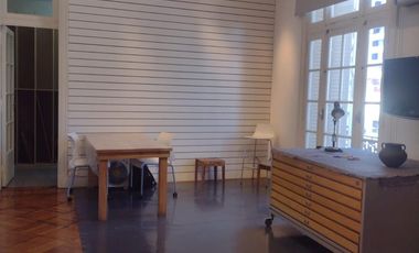 Amplio ambiente en emblemático edificio francés