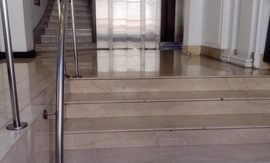 Amplio ambiente en emblemático edificio francés