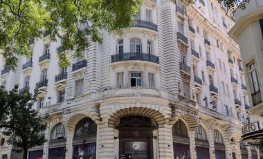 Amplio ambiente en emblemático edificio francés