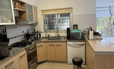 Dúplex en venta - 3 Dormitorios 3 Baños - Cochera - 320Mts2 - Ituzaingó