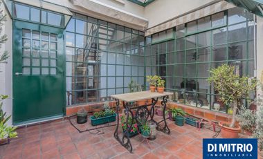 Este edificio tiene todo lo que necesitas: Tu Casa, tu Comercio, un Loft para renta y Cocheras!