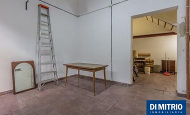 Este edificio tiene todo lo que necesitas: Tu Casa, tu Comercio, un Loft para renta y Cocheras!