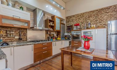 Este edificio tiene todo lo que necesitas: Tu Casa, tu Comercio, un Loft para renta y Cocheras!