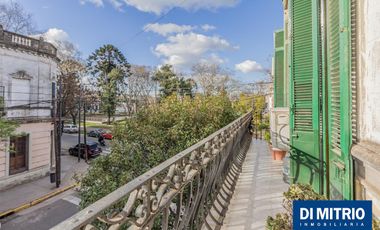 Este edificio tiene todo lo que necesitas: Tu Casa, tu Comercio, un Loft para renta y Cocheras!