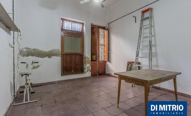 Este edificio tiene todo lo que necesitas: Tu Casa, tu Comercio, un Loft para renta y Cocheras!