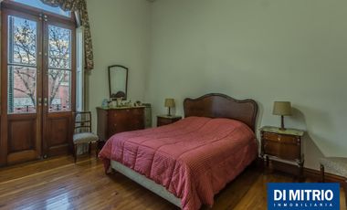 Este edificio tiene todo lo que necesitas: Tu Casa, tu Comercio, un Loft para renta y Cocheras!