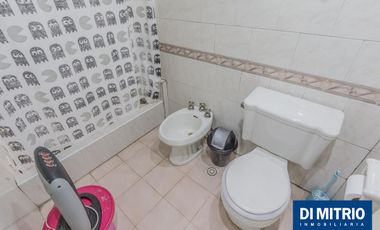 Este edificio tiene todo lo que necesitas: Tu Casa, tu Comercio, un Loft para renta y Cocheras!