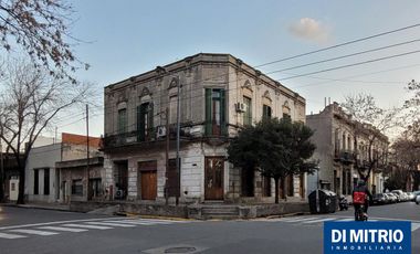 Este edificio tiene todo lo que necesitas: Tu Casa, tu Comercio, un Loft para renta y Cocheras!