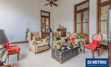 Este edificio tiene todo lo que necesitas: Tu Casa, tu Comercio, un Loft para renta y Cocheras!