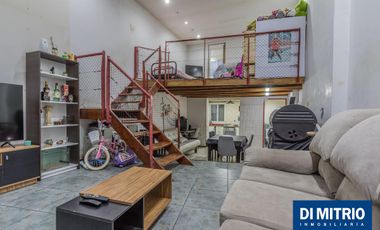 Este edificio tiene todo lo que necesitas: Tu Casa, tu Comercio, un Loft para renta y Cocheras!
