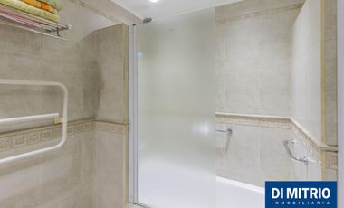 Este edificio tiene todo lo que necesitas: Tu Casa, tu Comercio, un Loft para renta y Cocheras!