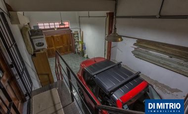 Este edificio tiene todo lo que necesitas: Tu Casa, tu Comercio, un Loft para renta y Cocheras!